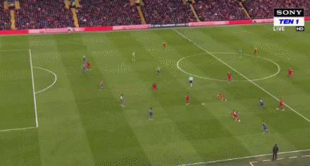 有爱，埃德森用手语向一名聋哑女球童示意：我爱你